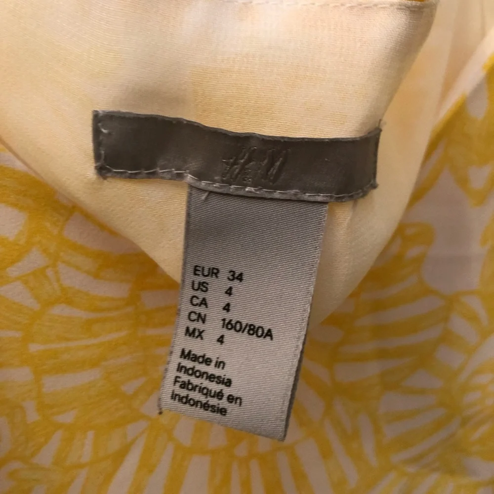 H&M Top - Picture 2 of 5